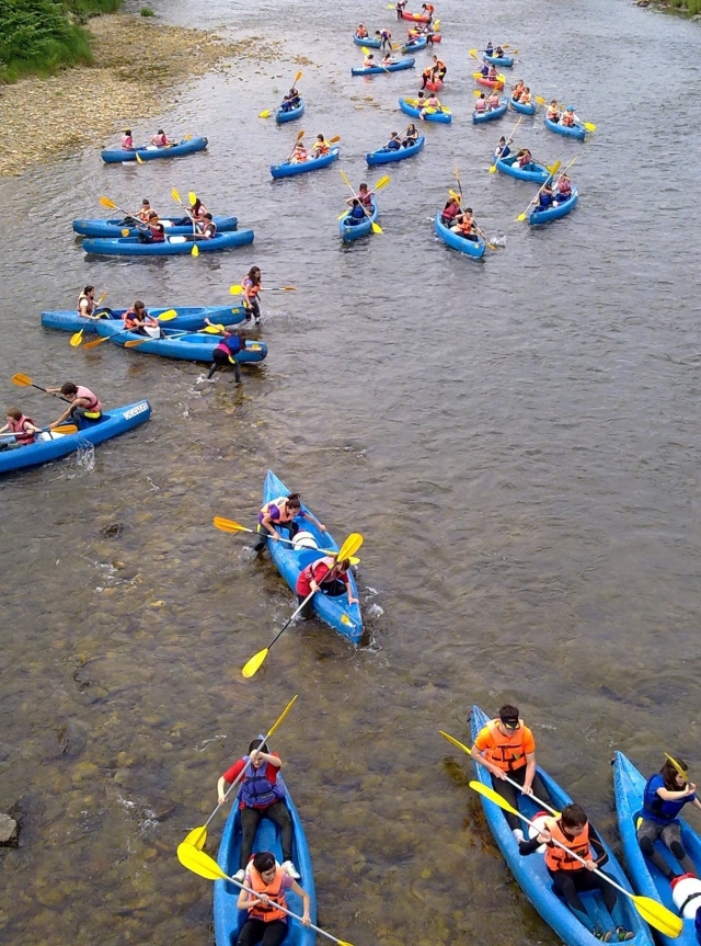 Grupo escolar en piragua